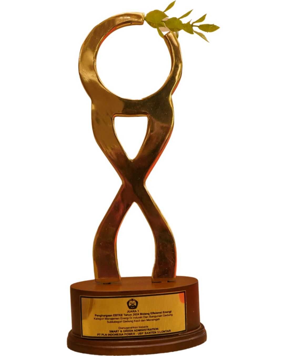 Juara 1 Kinerja Bidang Efisiensi Energi Kategori Manajemen Energi di Industri dan Bangunan Gedung UBP Banten 3 Lontar